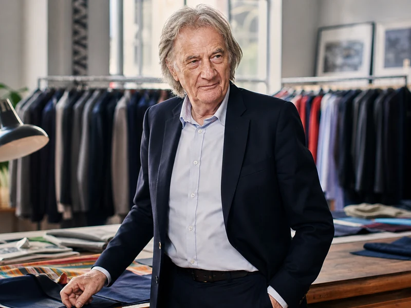 Paul Smith pose dans son atelier de mode londonien.