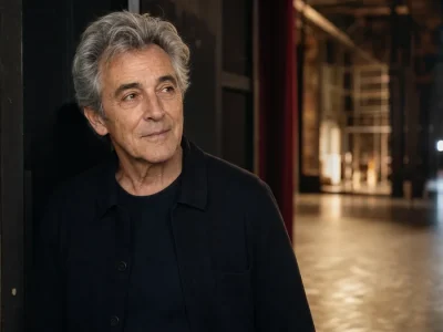 Pierre Deny en coulisses d'un théâtre dans une lumière douce.
