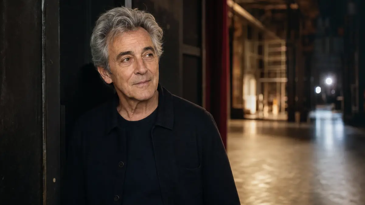 Pierre Deny en coulisses d'un théâtre dans une lumière douce.