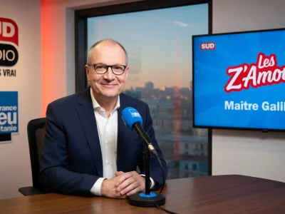 Pierre Galibert est installé dans un studio de radio devant un microphone