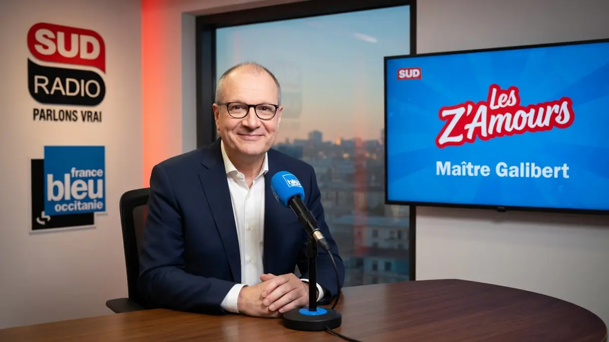 Pierre Galibert est installé dans un studio de radio devant un microphone