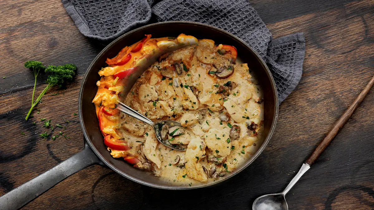 Poêle de poulet Stroganoff crémeux aux champignons et poivrons rouges