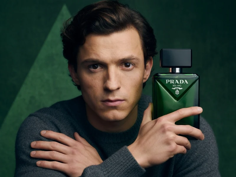 Un homme aux bras croisés tient Prada paradigme sur fond vert
