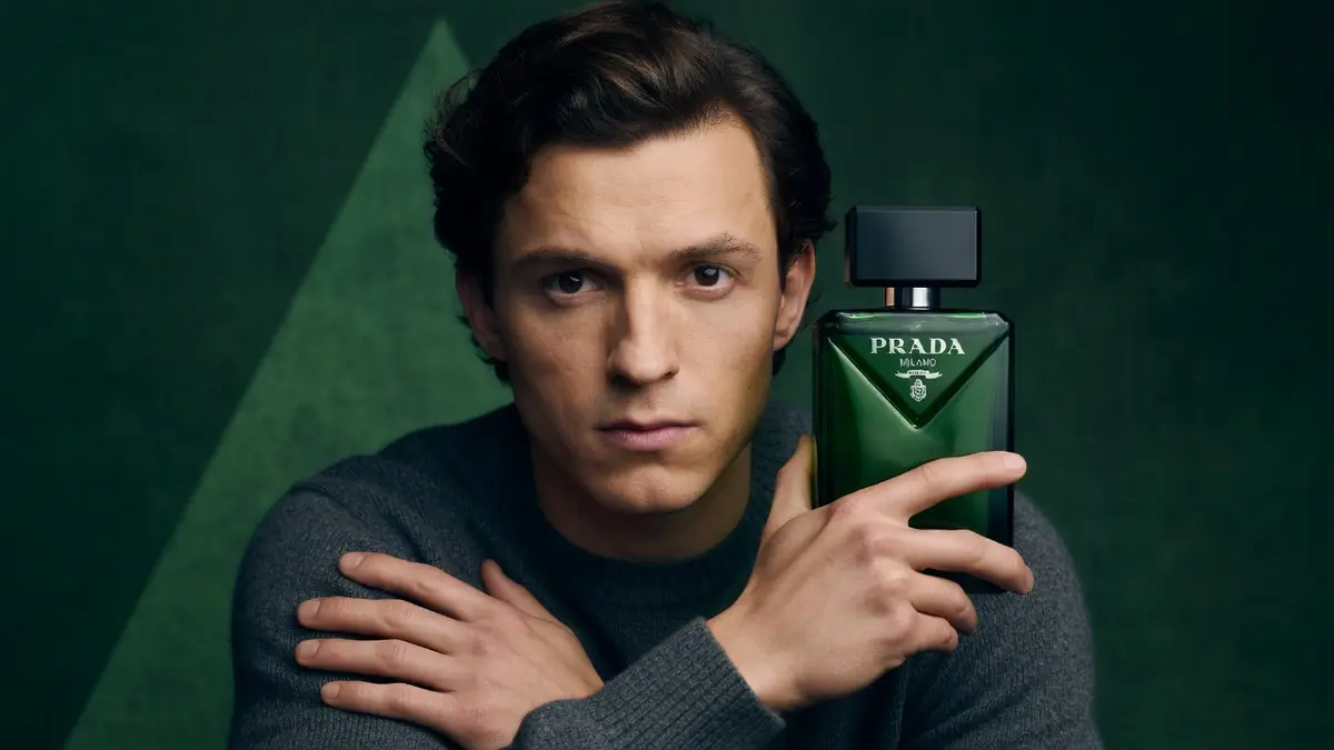 Un homme aux bras croisés tient Prada paradigme sur fond vert