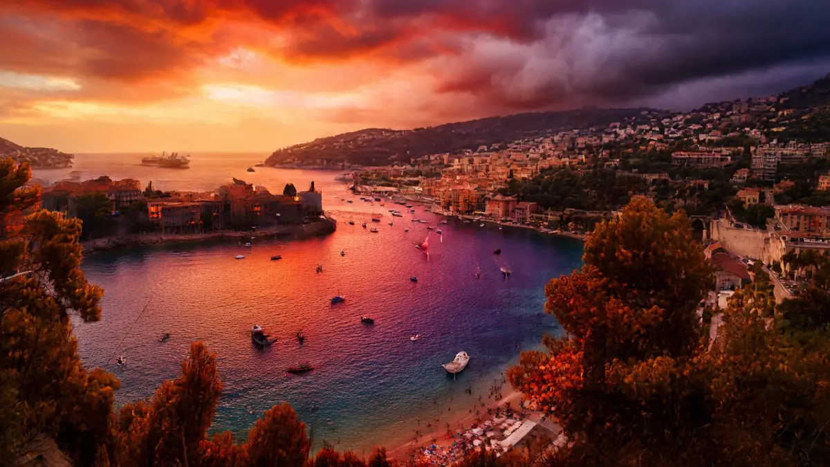 Vue côtière au coucher du soleil vibrant avec bateaux dans la baie de l'été 2026