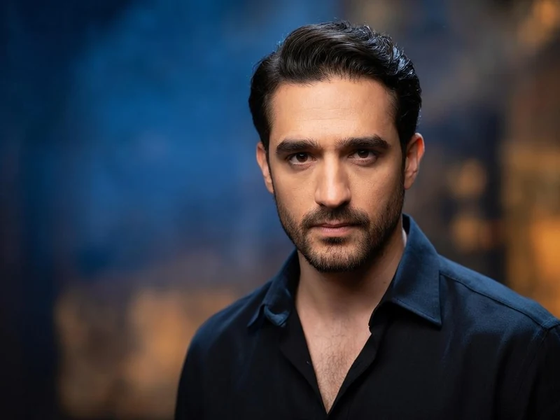 Portrait studio de l'acteur français Quentin Faure regardant intensément vers l'objectif