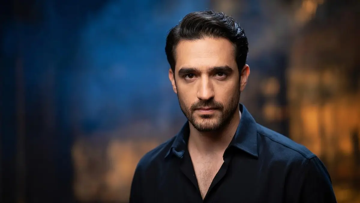 Portrait studio de l'acteur français Quentin Faure regardant intensément vers l'objectif
