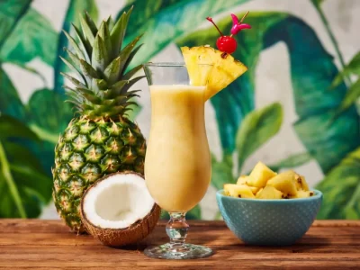Un verre tropical pour la recette Piña Colada avec ananas frais et noix de coco.