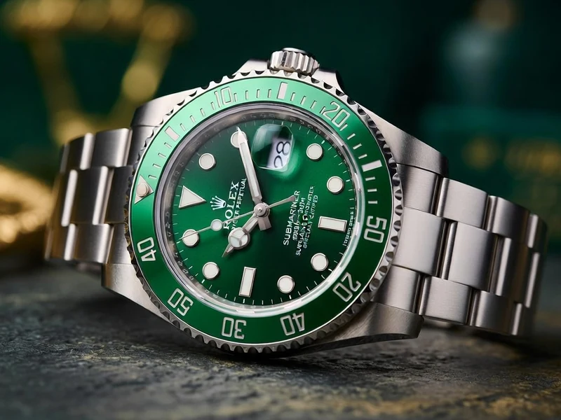 Gros plan sur une montre de luxe au cadran et à la lunette vert émeraude connue sous le nom de rolex Hulk
