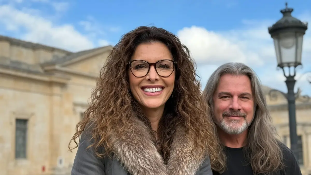 Portrait souriant de Sabrina Gunnell posant à côté d'un homme devant un bâtiment historique en pierre