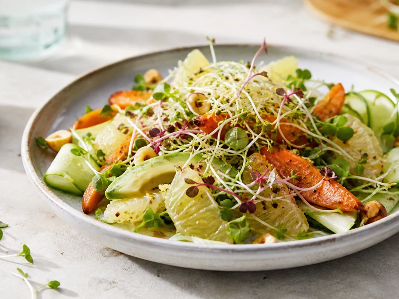Une salade graines germées fraîche aux agrumes, avocat et jeunes pousses.