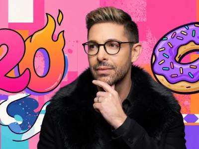 Sam Zirah pose la main au menton avec une veste noire sur un fond coloré pop art