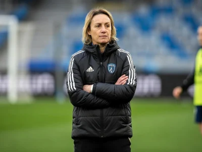 Sandrine Soubeyrand se tient les bras croisés sur le terrain de football