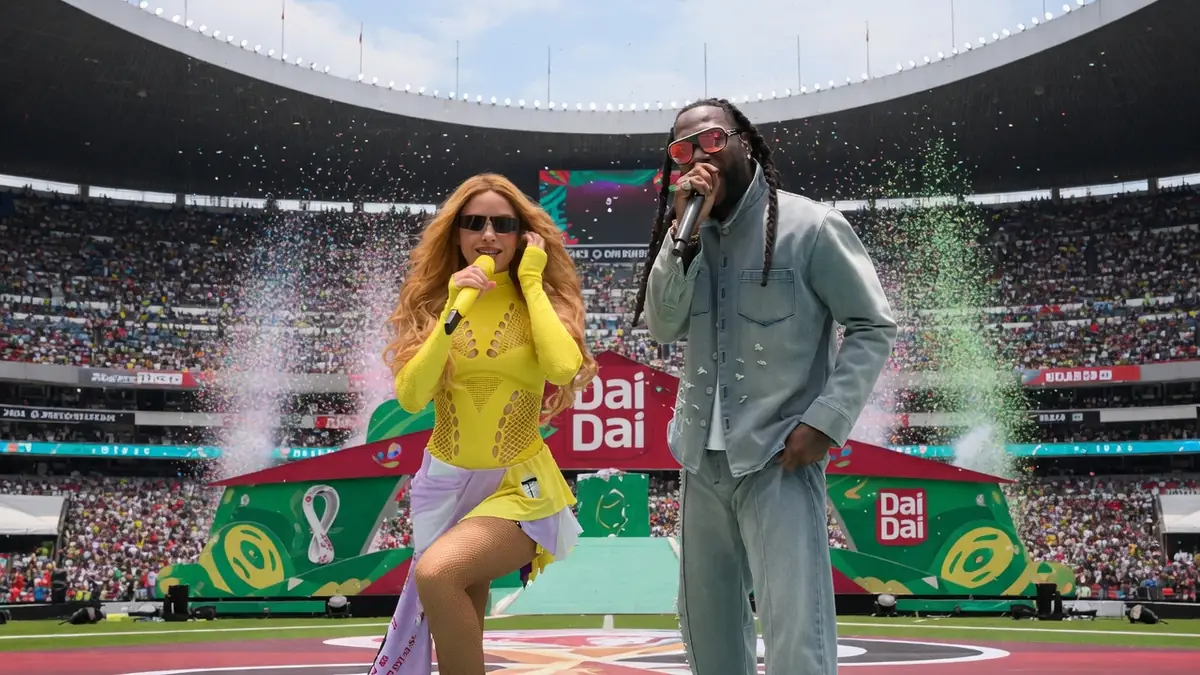 Shakira coupe du monde 2026 et son partenaire chantent sur scène dans un stade rempli de spectateurs