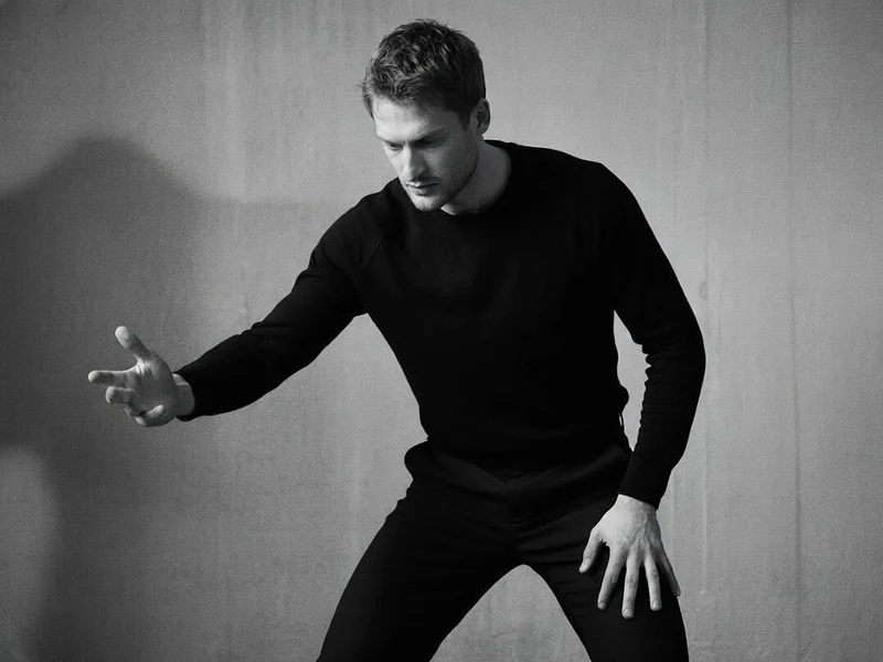Simon le Borgne étend le bras dans une pose dynamique de danse contemporaine