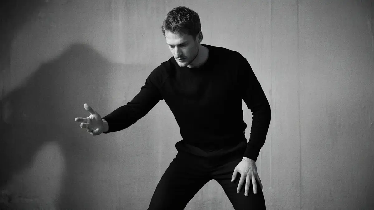 Simon le Borgne étend le bras dans une pose dynamique de danse contemporaine