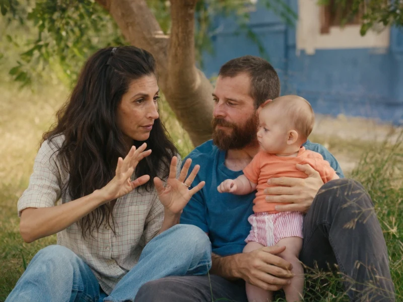 Une femme communique en langue des signes avec son compagnon portant leur bébé dans le film Sorda