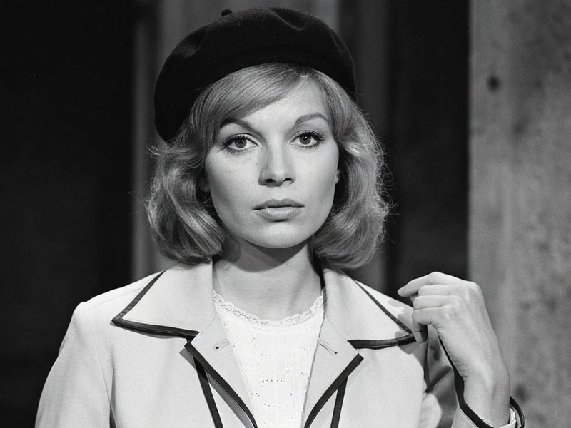 Sylvia Saurel pose en noir et blanc avec un béret et une veste claire