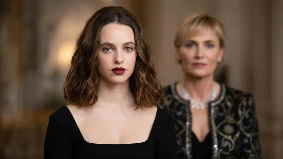 Tess Barthélemy pose de face avec une femme élégante en arrière-plan