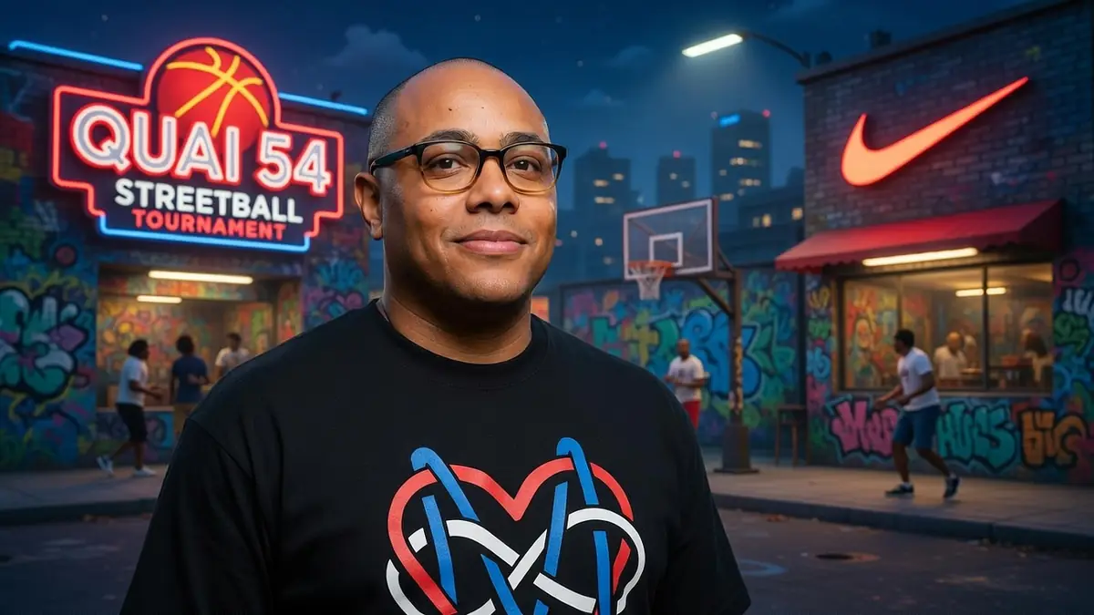 Thibaut de Longeville sourit face à la caméra dans une rue nocturne aux murs couverts de graffitis et un panier de basket visible