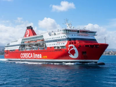 Un grand ferry naviguant en mer pour assurer la traversée Marseille Tunis bateau