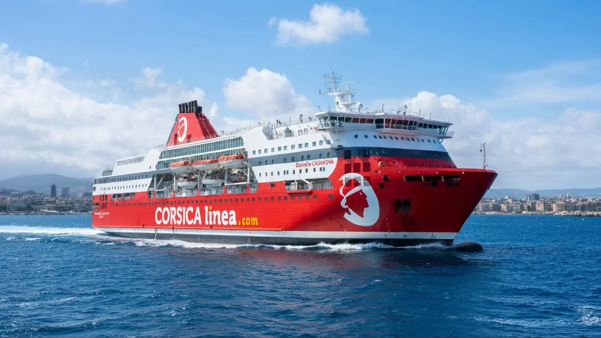 Un grand ferry naviguant en mer pour assurer la traversée Marseille Tunis bateau