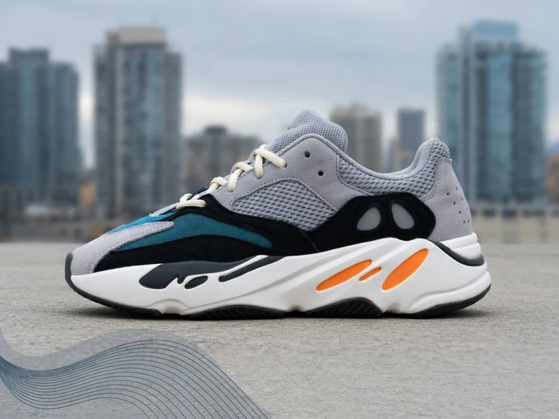 La Yeezy 700 est positionnée sur un sol en béton avec une ville en fond