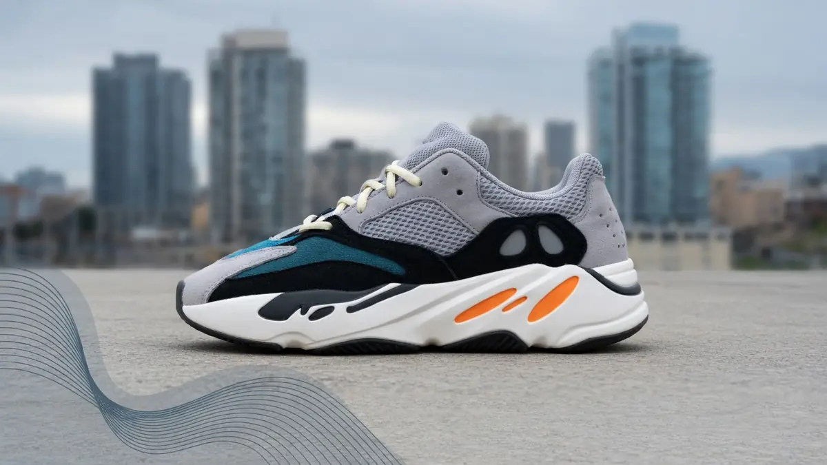 La Yeezy 700 est positionnée sur un sol en béton avec une ville en fond
