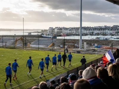 Des joueurs de l'union sportive concarnoise entrent sur un terrain côtier breton.