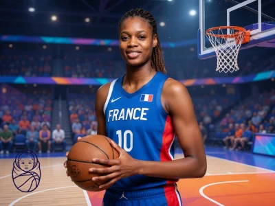 Valériane Ayayi sourit en tenant un ballon sur un terrain de basket