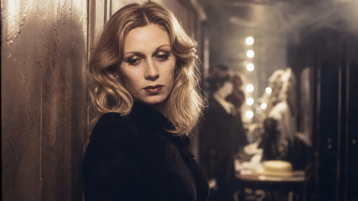 Valérie Wilson en coulisses dans la lumière d’un cabaret parisien.