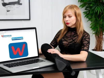 Une femme assise à une table avec un ordinateur portable pour Wannonce rencontre