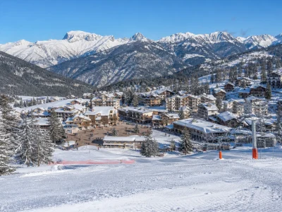 Vue enneigée du front de neige et du village pour illustrer la webcam Valberg.
