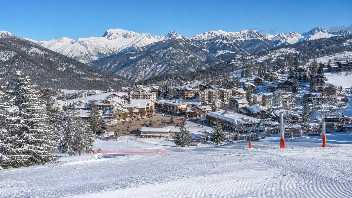 Vue enneigée du front de neige et du village pour illustrer la webcam Valberg.
