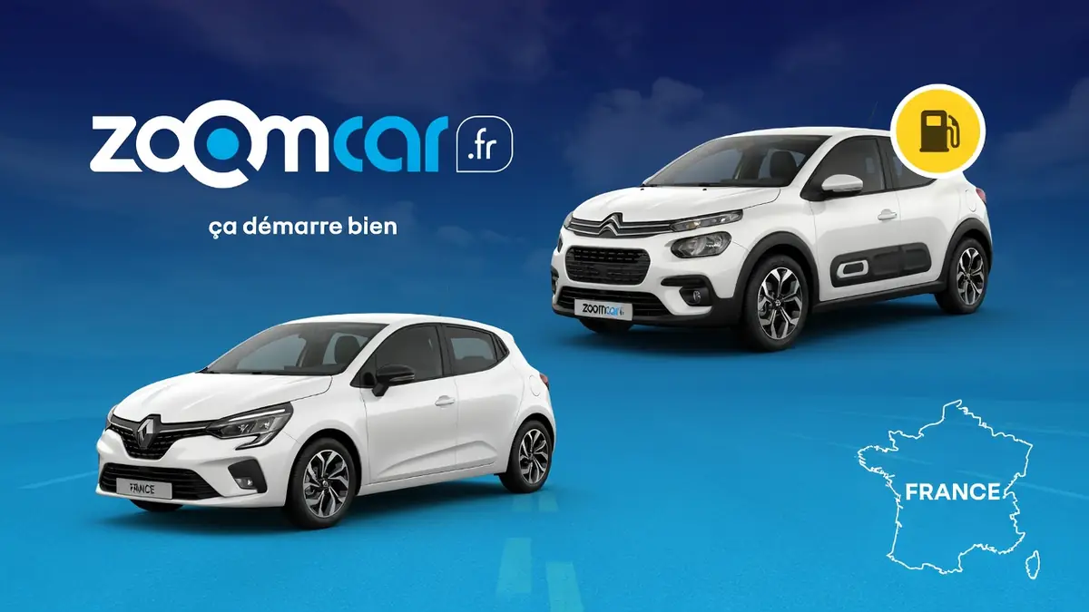 Deux voitures blanches présentées pour une offre Zoomcar occasion en France
