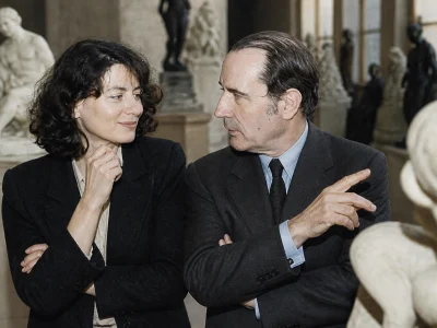 Anne Pingeot et François Mitterrand en pleine discussion devant des sculptures dans un musée