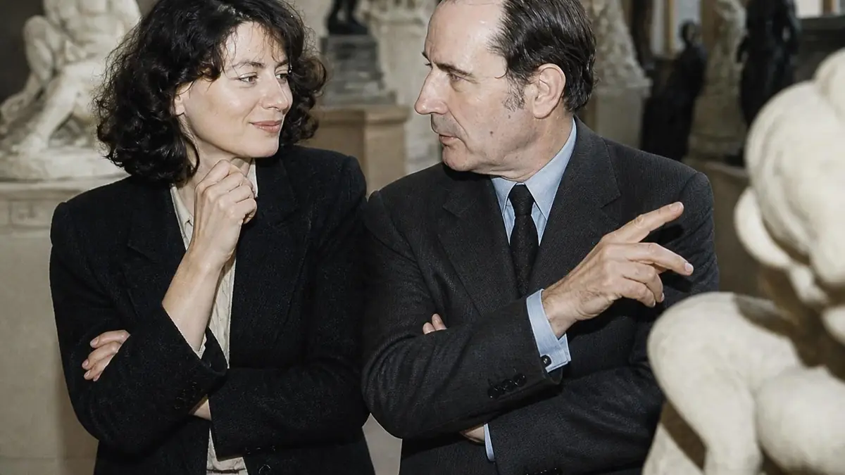 Anne Pingeot et François Mitterrand en pleine discussion devant des sculptures dans un musée