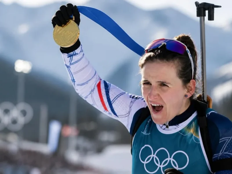 La biathlète Julia Simon polémique en célébrant sa victoire avec une médaille d'or autour du cou
