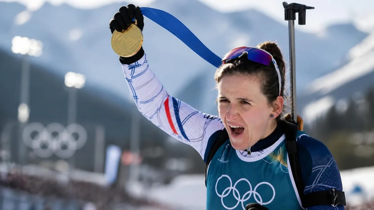 La biathlète Julia Simon polémique en célébrant sa victoire avec une médaille d'or autour du cou