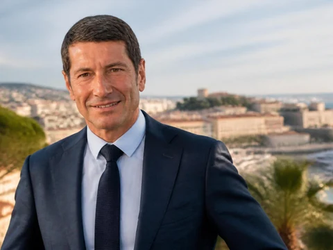 Portrait de David Lisnard avec la ville de Cannes en arrière-plan