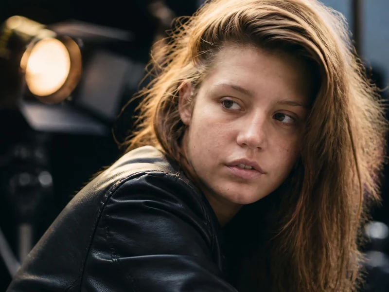 Portrait expressif de l'actrice Adèle Exarchopoulos lors du tournage d'un film Adèle Exarchopoulos