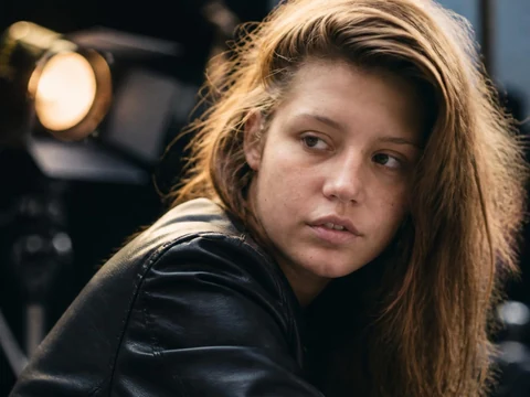 Portrait expressif de l'actrice Adèle Exarchopoulos lors du tournage d'un film Adèle Exarchopoulos