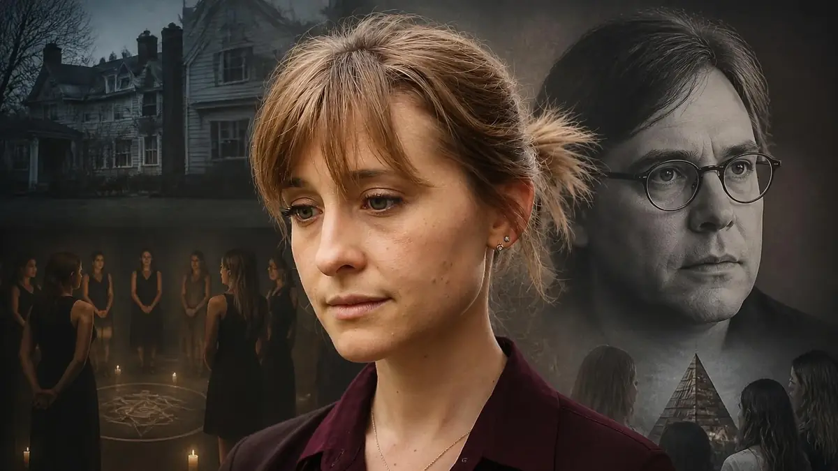 Portrait d'Allison Mack aux côtés de l'homme d'affaires Mack Allison sur un montage sombre évoquant la secte NXIVM