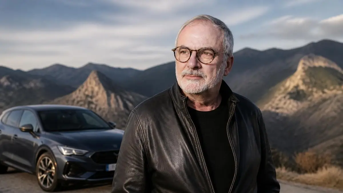 Dominique Chapatte pose devant une voiture dans un paysage montagneux