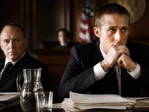 Ryan Gosling pensif lors d'une scène intense du film fracture Ryan Gosling dans un tribunal