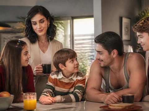 Scène de vie familiale chaleureuse dans la comédie gabriel et ses petit demons