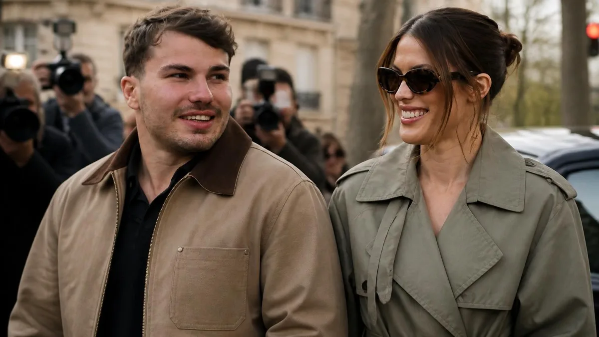 Iris Mittenaere Dupont sourient ensemble alors qu'ils sont entourés de photographes dans la rue