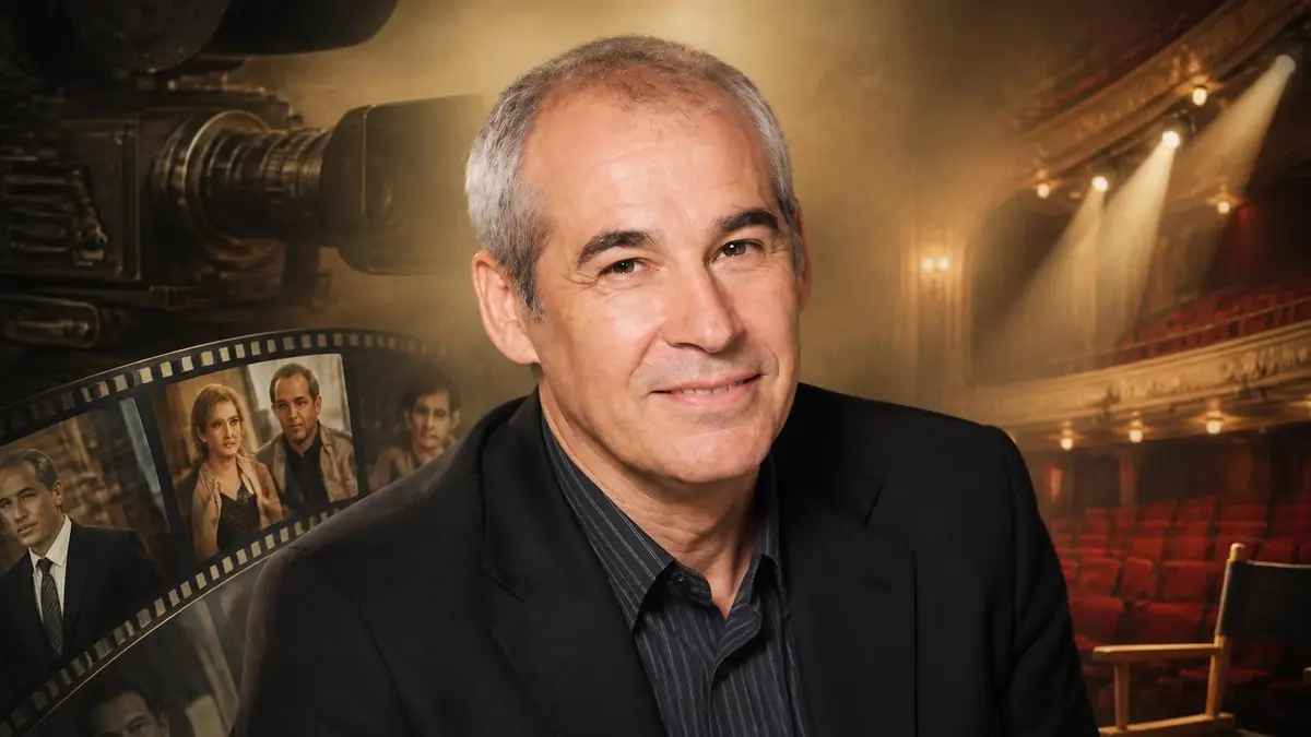 Portrait de l'acteur Jérôme Anger devant un fond illustrant une caméra et une salle de théâtre