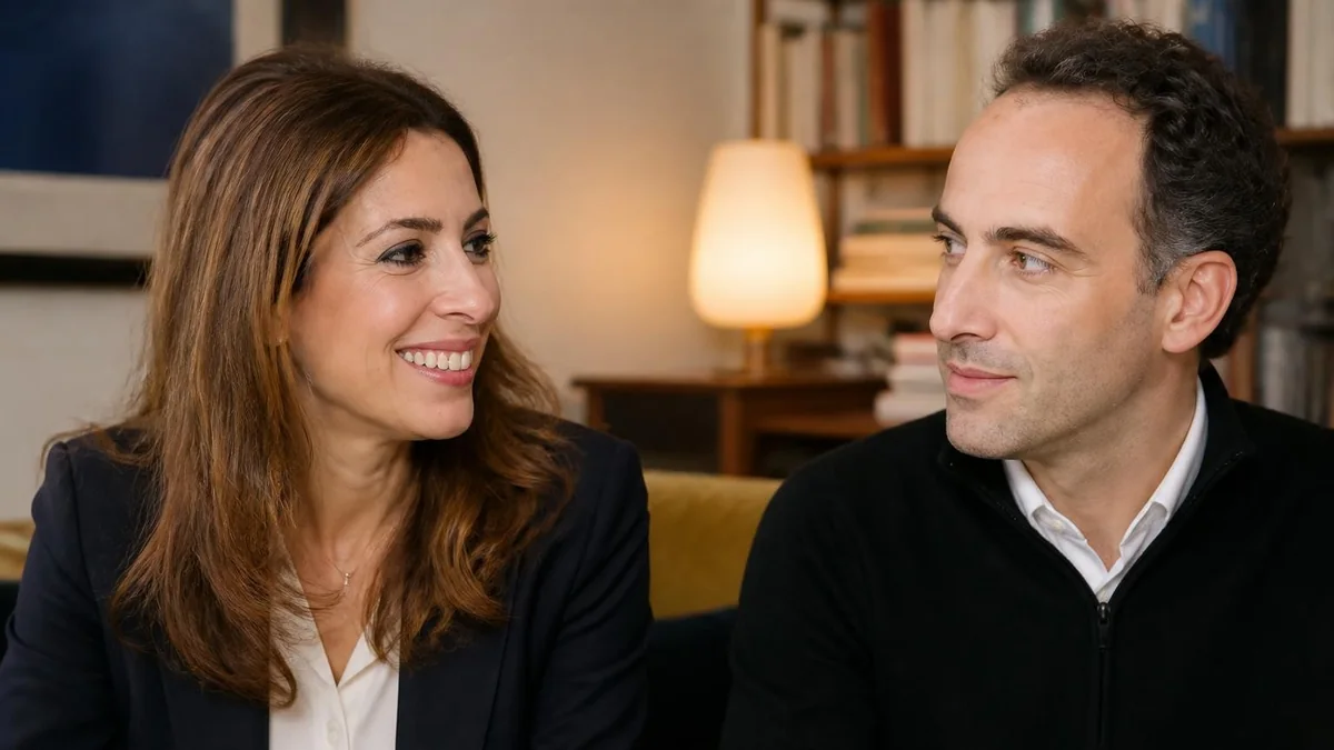 Léa Salamé ex mari sont assis côte à côte et se regardent avec complicité lors d'une discussion paisible