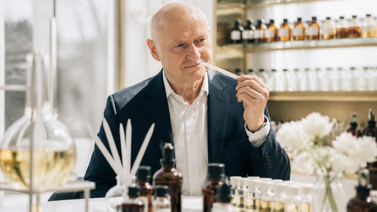 Dominique Ropion sent une touche à parfum dans son laboratoire entouré de flacons d'essences